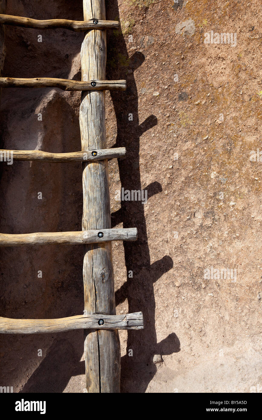 Eine Pueblo Leiter lehnt sich an einen Adobe-Wand Stockfoto