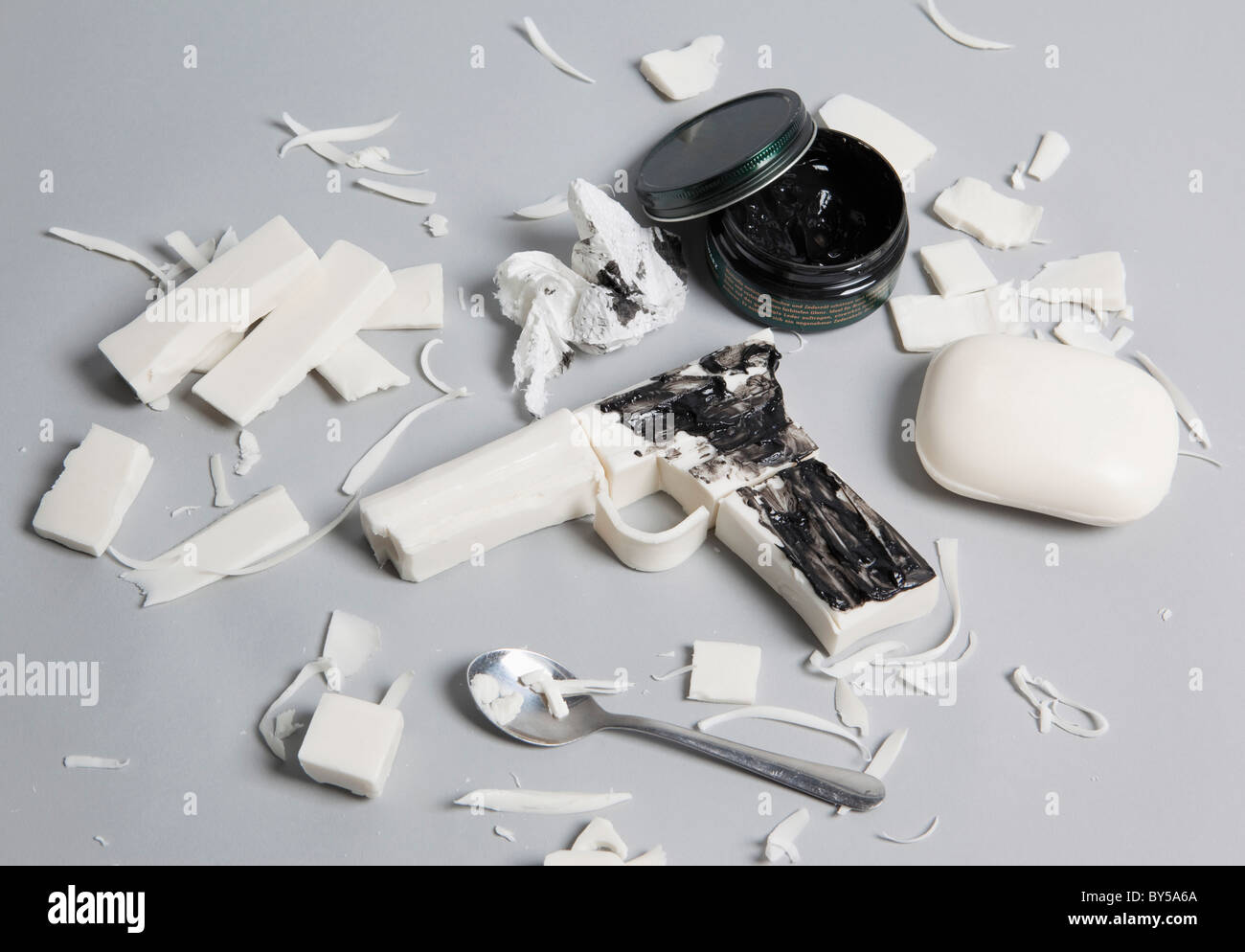 Schwarze Schuhcreme auf eine Waffe aus Seife hergestellt Stockfoto