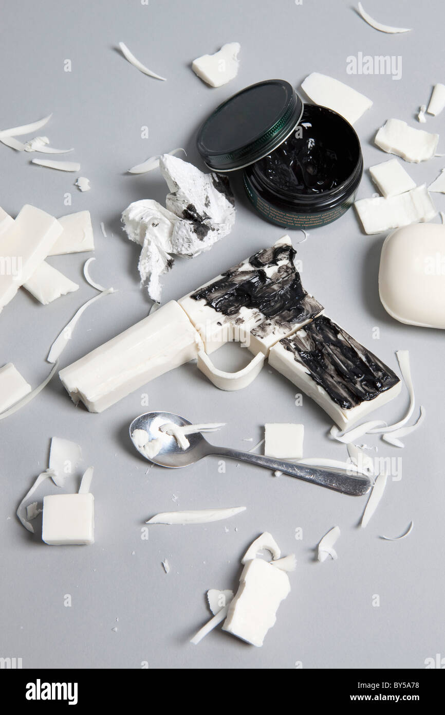 Schwarze Schuhcreme auf eine Waffe aus Seife hergestellt Stockfoto