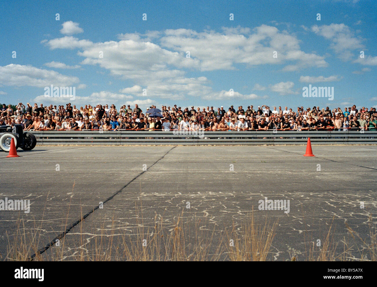 Blick von einer Menschenmenge auf einer Rennstrecke Stockfoto