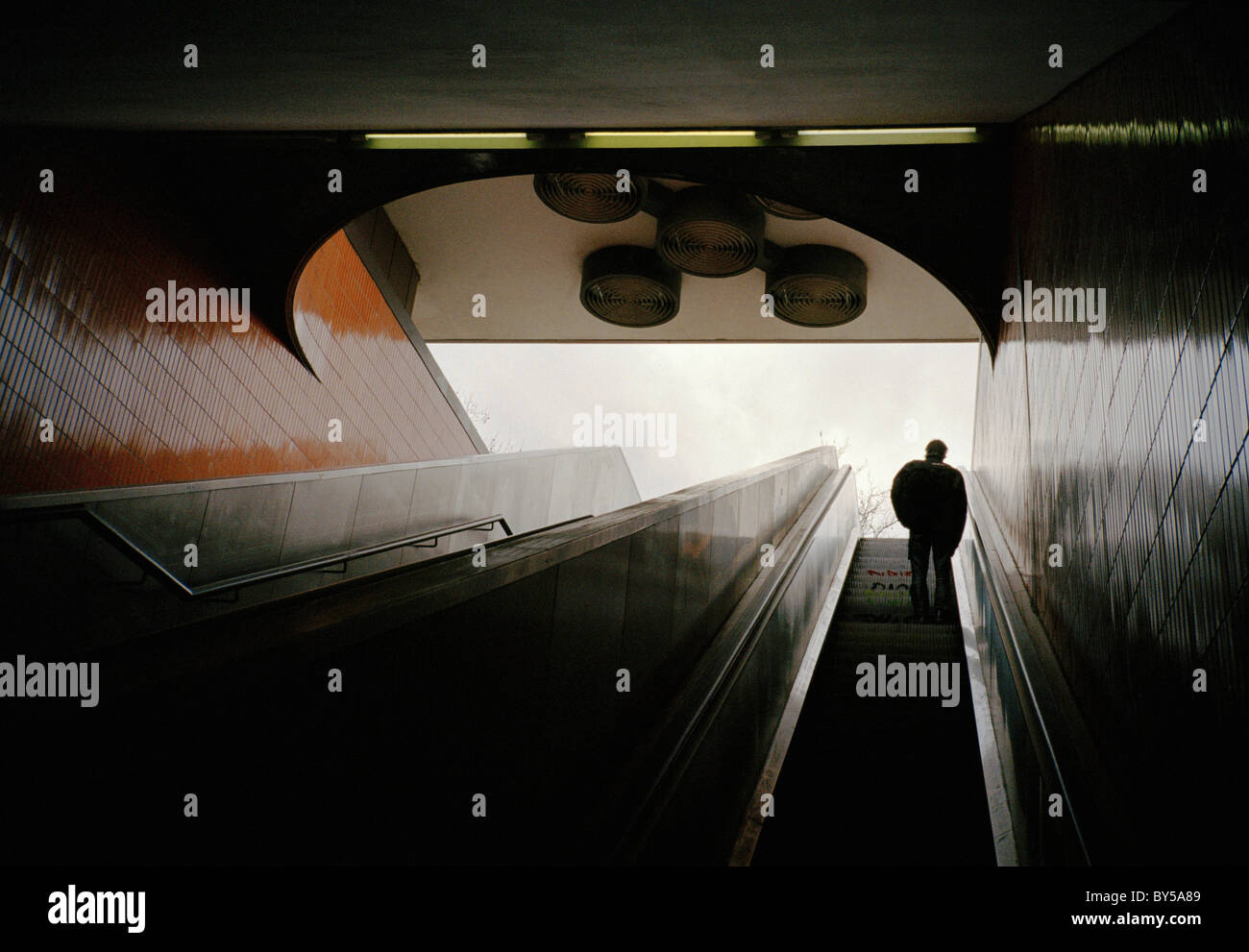 Niedrigen Winkel Blick eines Mannes auf einer u-Bahn-Rolltreppe Stockfoto