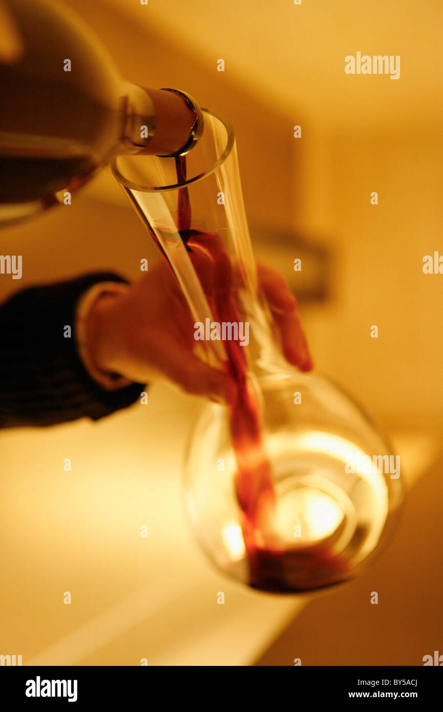 Detail einer Person Rotwein in eine Karaffe gießen Stockfoto