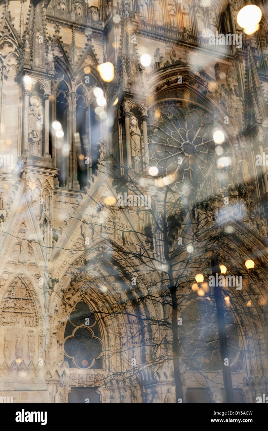 Detail einer Kathedrale und Spiegelungen im Glas, Notre-Dame de Reims, Reims, Frankreich Stockfoto