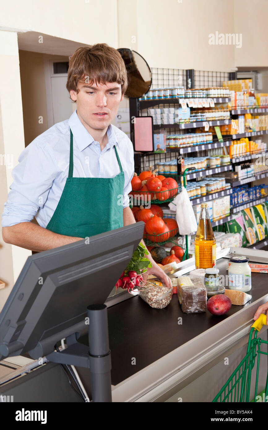 Eine Kassiererin in einem Supermarkt arbeiten Stockfoto