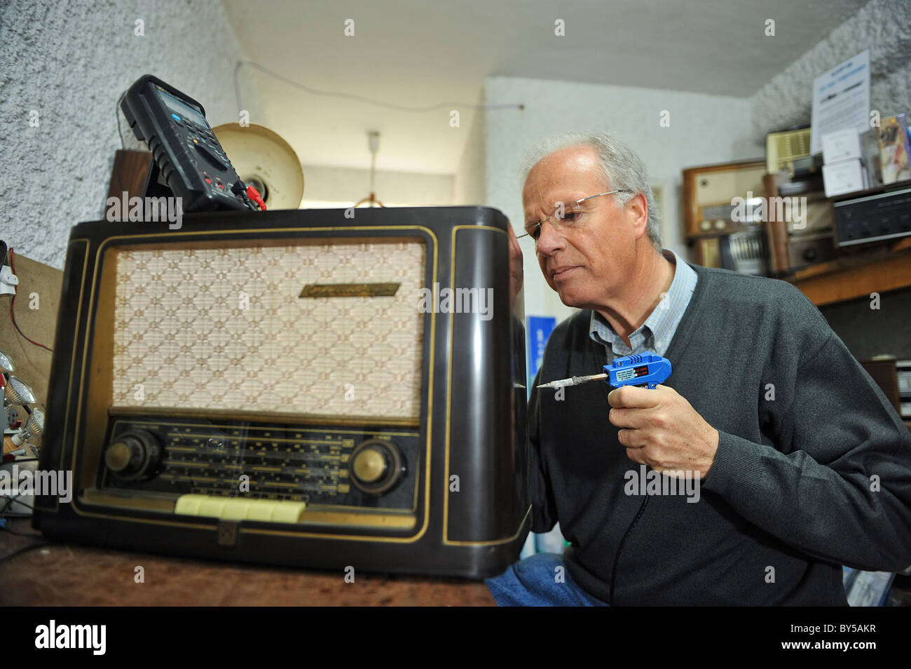 Techniker, die Reparatur eines alten 50er Jahre Grundig 941W Radios in seiner Werkstatt Stockfoto