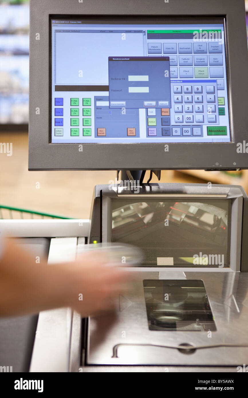 Eine Kassiererin scannen Lebensmittel in einem Supermarkt, Fokus auf Seite Stockfoto