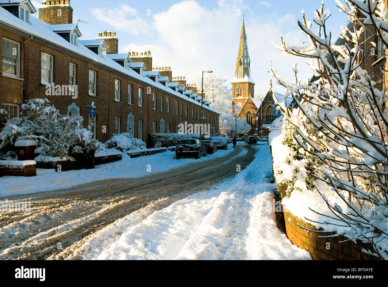 verschneite winterliche viktorianischen Reihenhaus Häuser Straße England UK Stockfoto