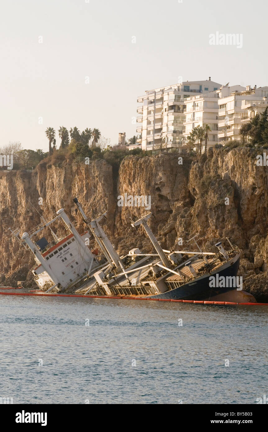 Schiffbruch erleiden Sie Schiffbrüchige auf Felsen außerhalb Antalya Hafen in Türkei Seabright Frachter an den Strand in schwerer See Meer Felsen laufen eine Gr gespült Stockfoto