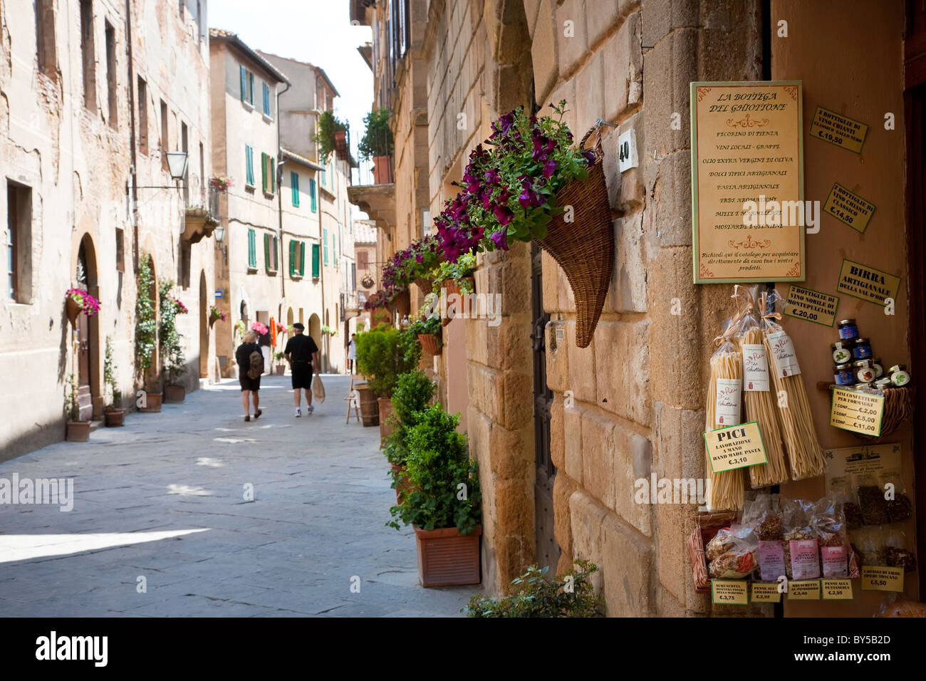 Straßenszene, Pienza, Toskana, Italien Stockfoto