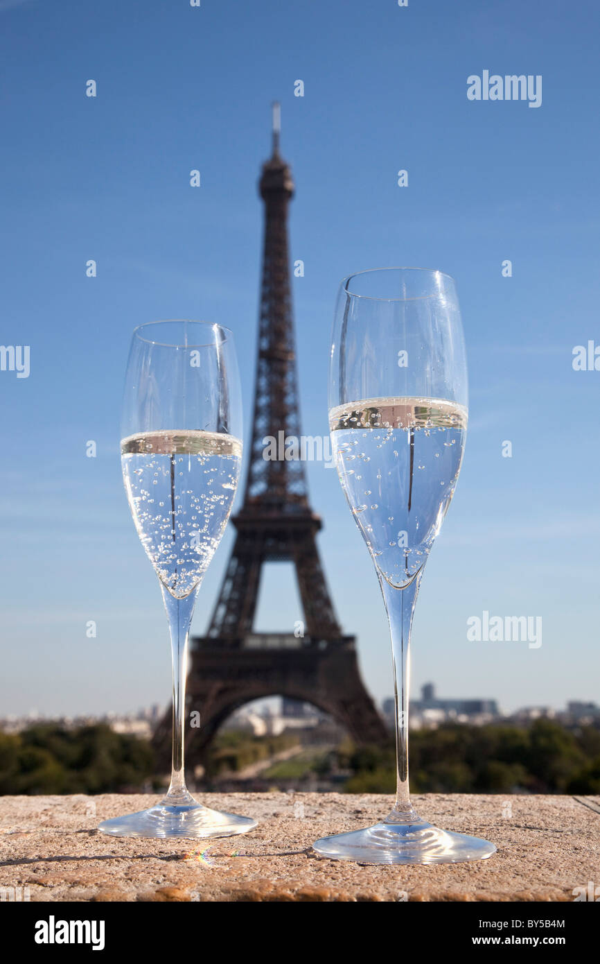 Zwei Sektgläser vor dem Eiffelturm im Vordergrund Fokus Stockfoto