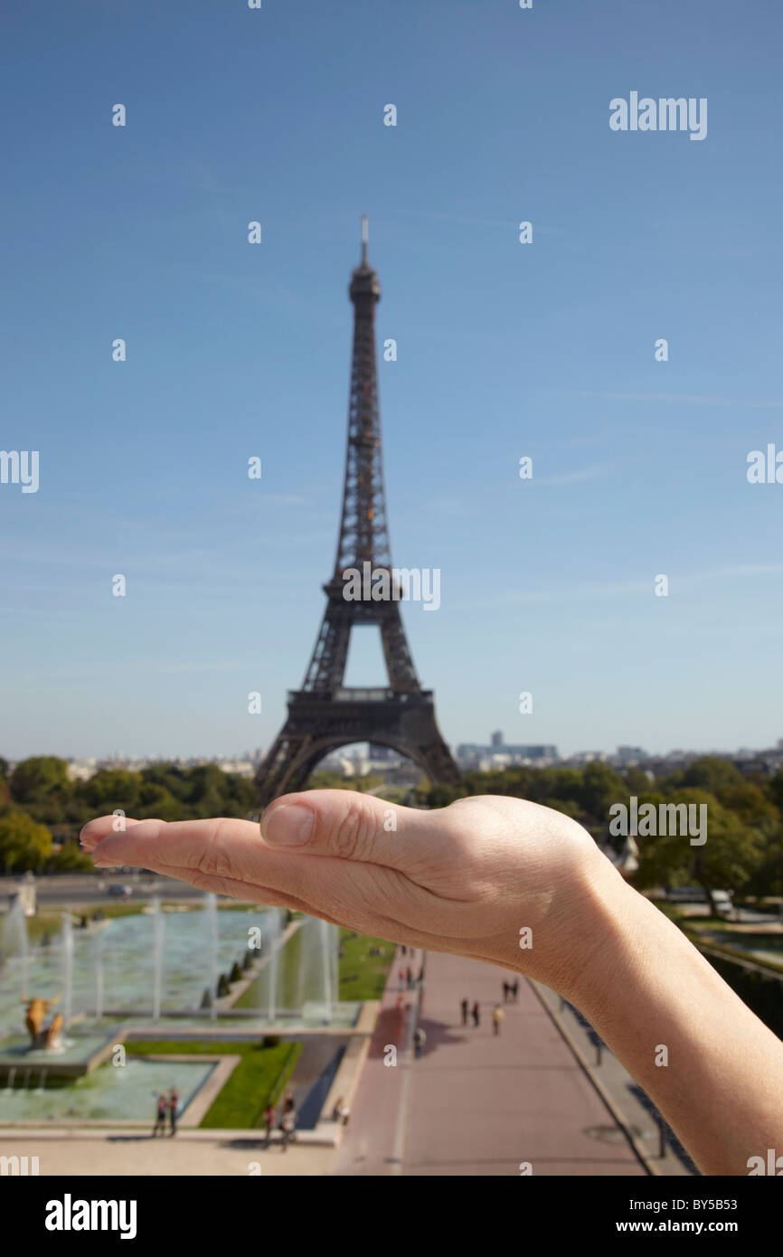 Die optische Illusion einer Frau mit dem Eiffelturm in der Hand, Fokus auf Seite Stockfoto