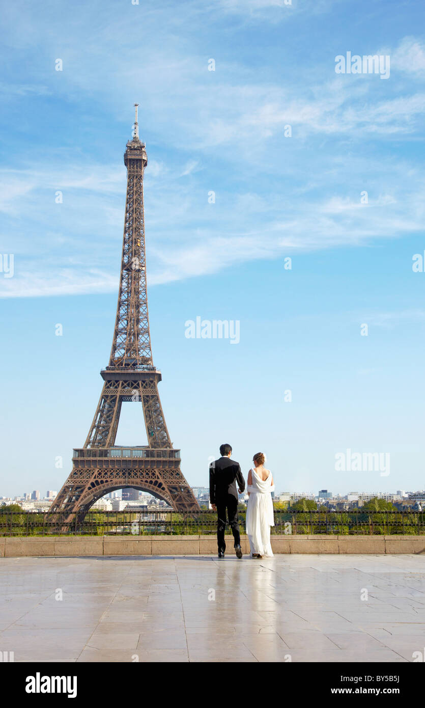 Ein Brautpaar vor dem Eiffelturm, Paris, Frankreich Stockfoto