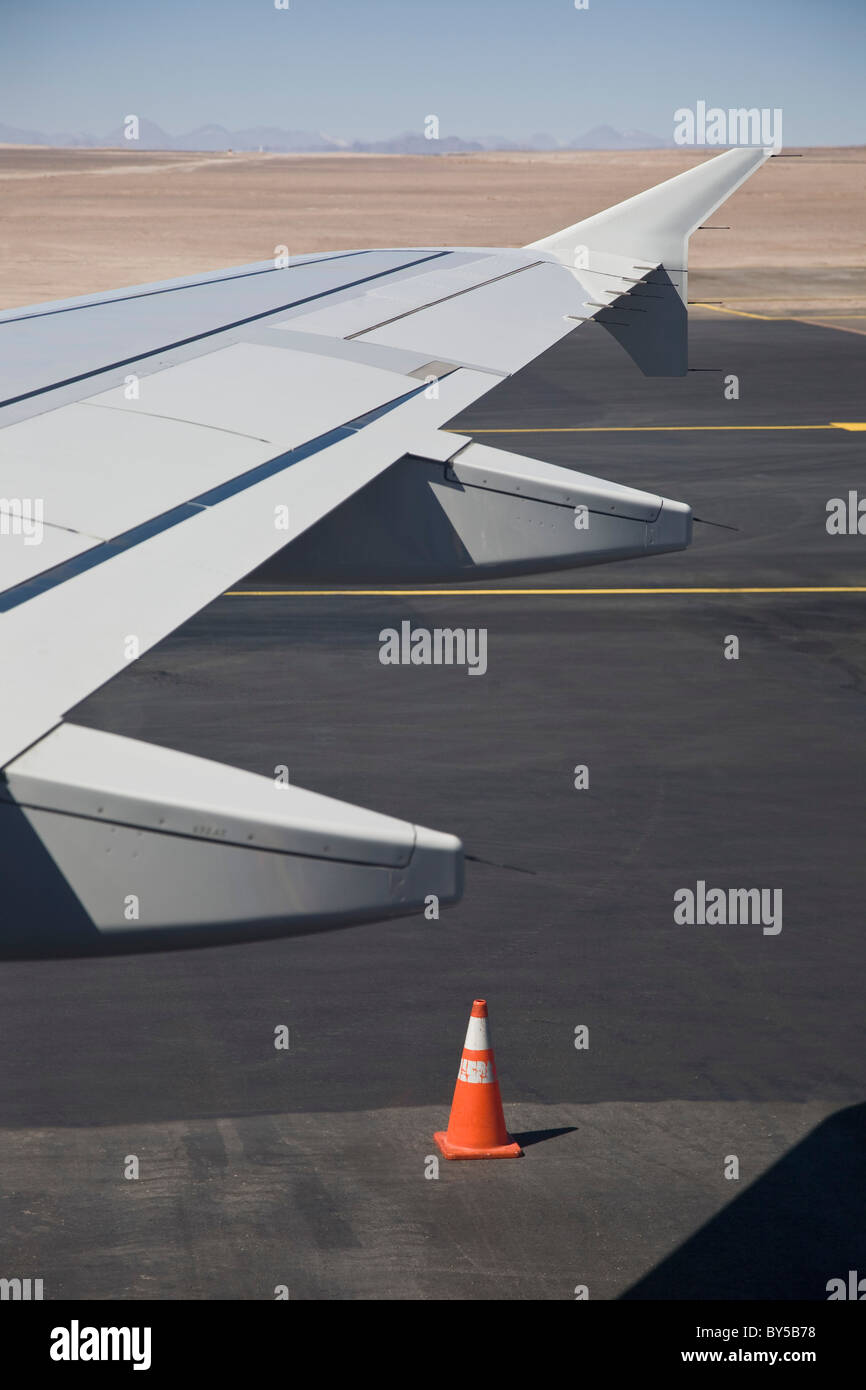 Detail der Flügel eines Flugzeuges auf einem Rollfeld Stockfoto