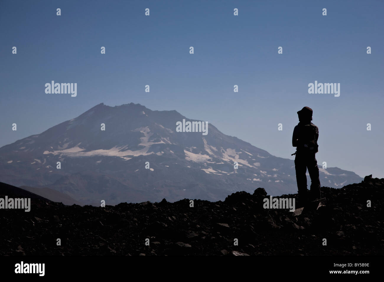 Rückansicht einer Frau betrachtet man Aussicht auf die Berge, Vulkan Lonquimay, Patagonien, Chile Stockfoto