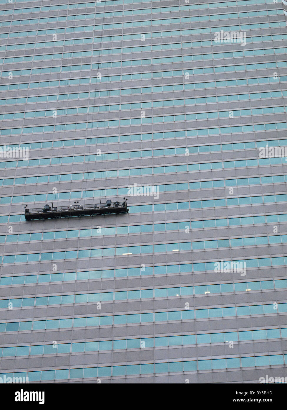 Fensterreinigungs-Plattform an einem Gebäude hängen Stockfoto