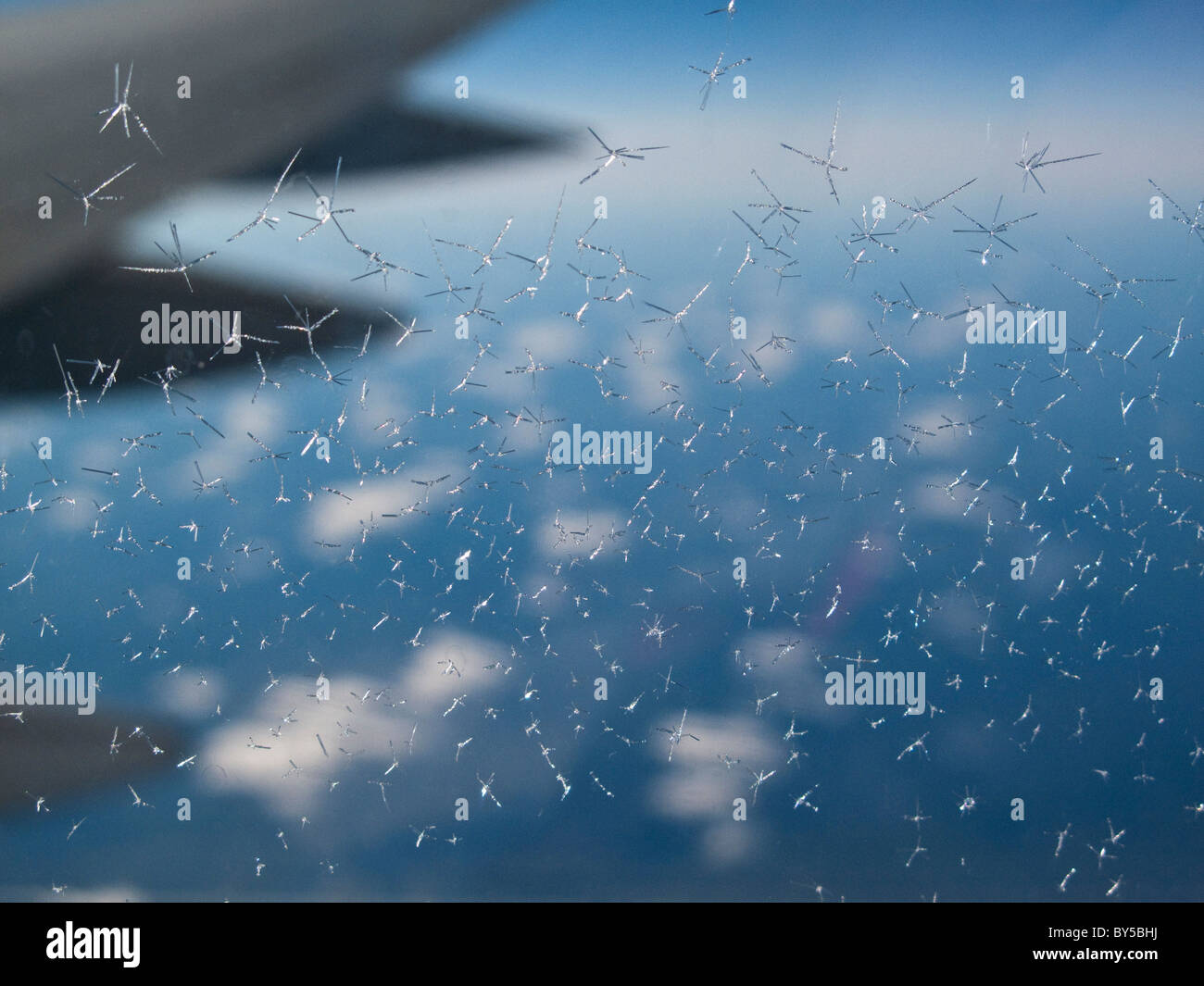 Frost auf dem Fenster eines Flugzeugs Stockfoto