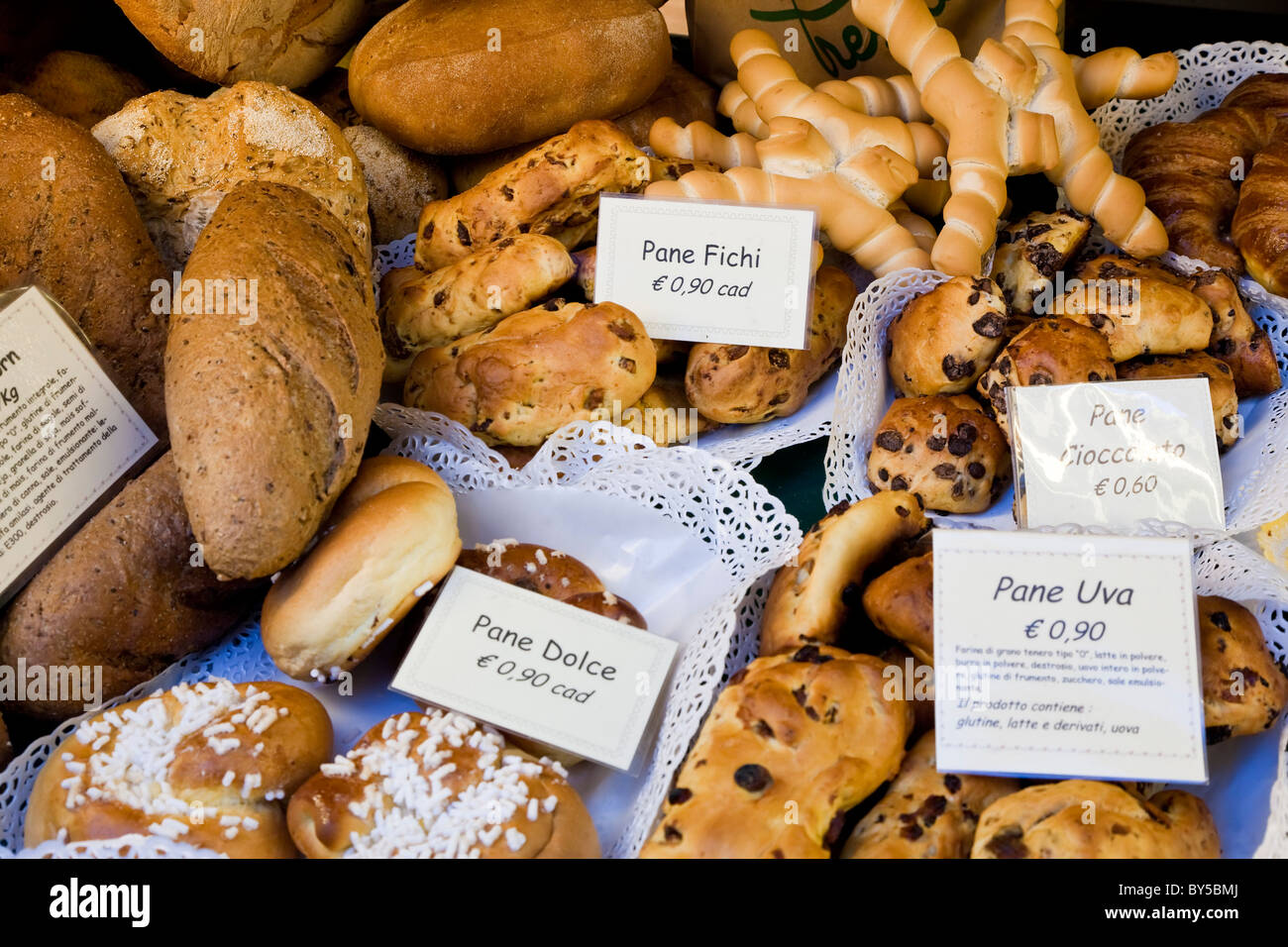 Brot kaufen Fenster, Bergamo, Lombardei, Italien Stockfoto
