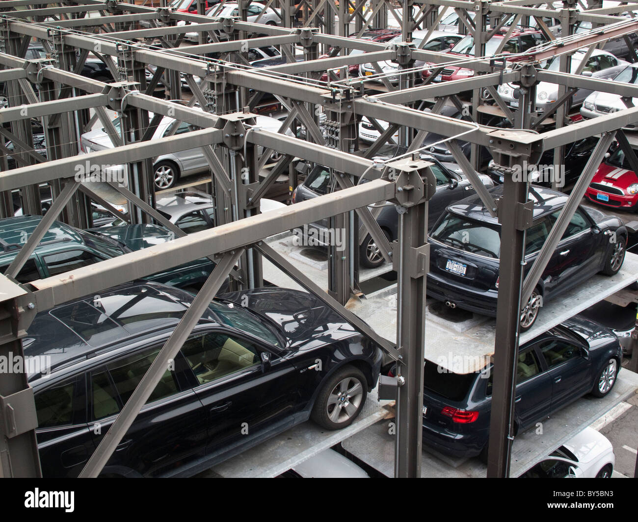 Vertikale PKW-Parkplatz Stockfoto