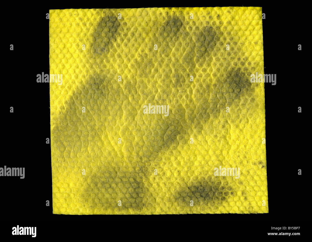 Eine gelbe Schwammtuch mit einem schmutzigen Handabdruck darauf Stockfoto