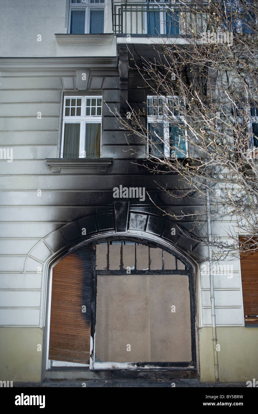 Vorne ein verschalten oben Gebäude nach einem Brand Stockfoto