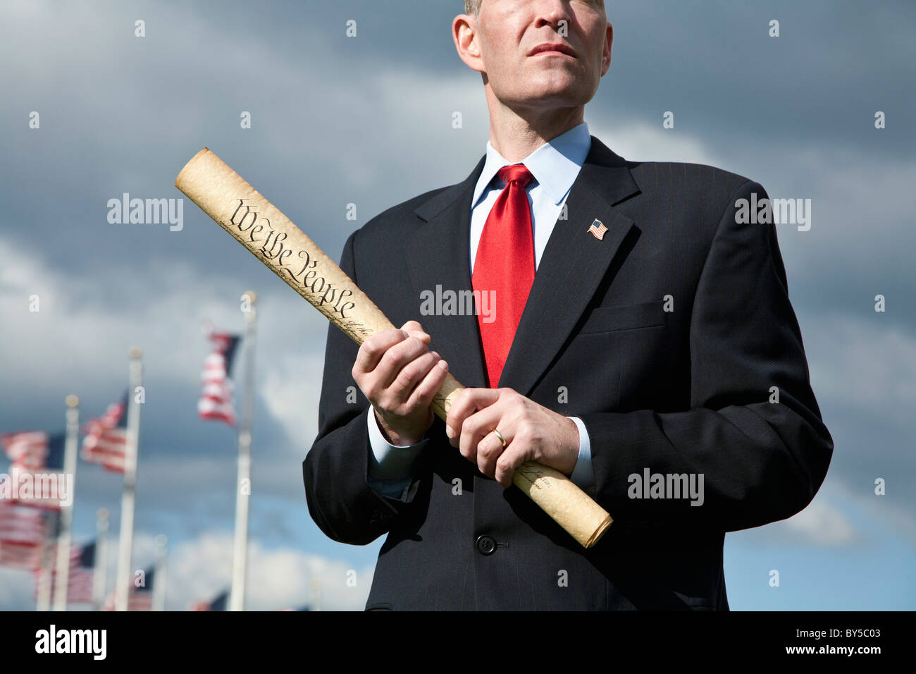 Ein Politiker mit einem aufgerollten US-Verfassung Stockfoto