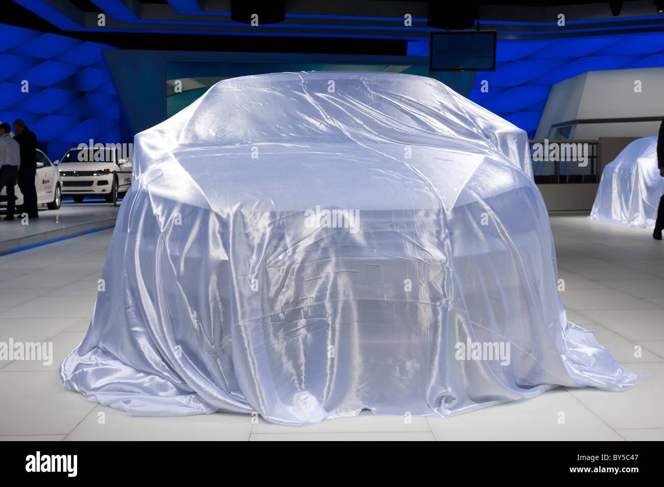 2012 Volkswagen Passat unter einer Autoabdeckung vor seiner Enthüllung auf der 2011 North American International Auto Show in Detroit Stockfoto