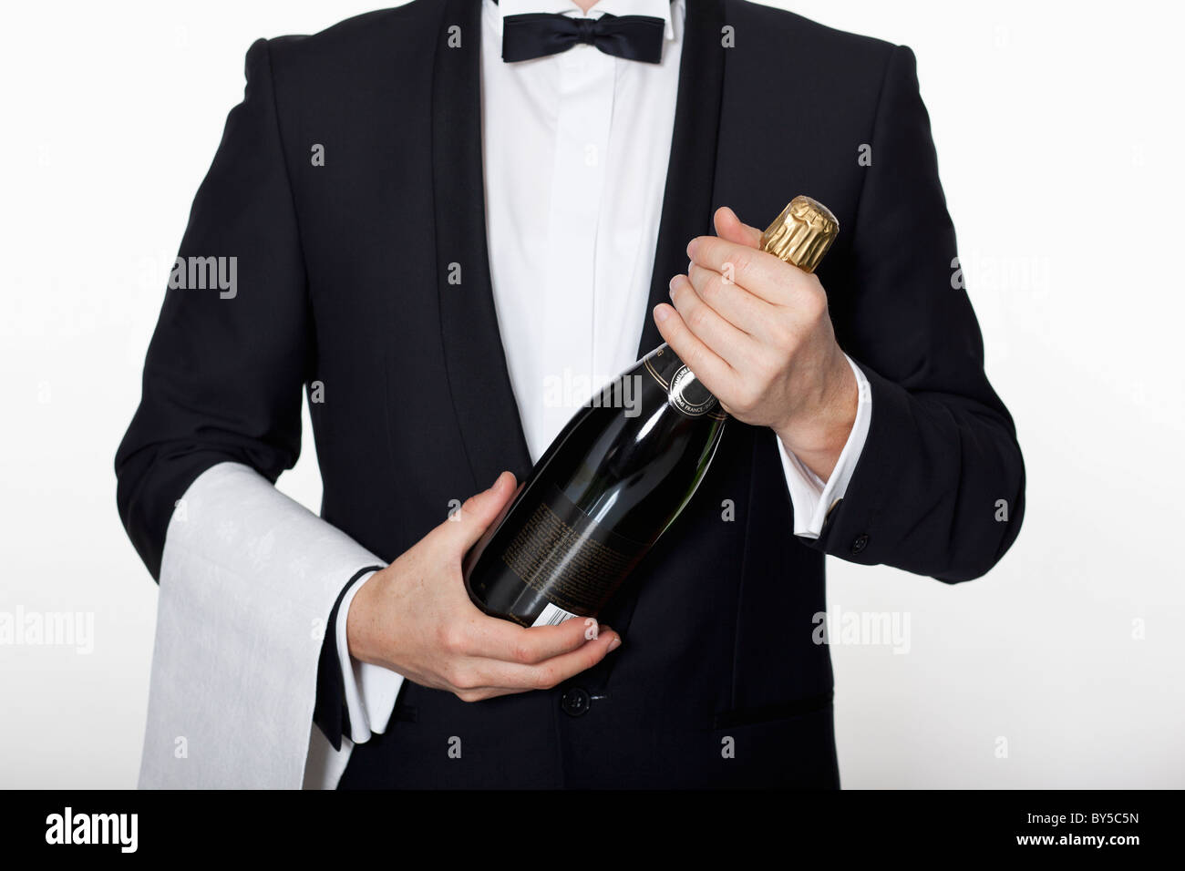 Ein Sommelier mit einer Flasche Champagner Stockfoto