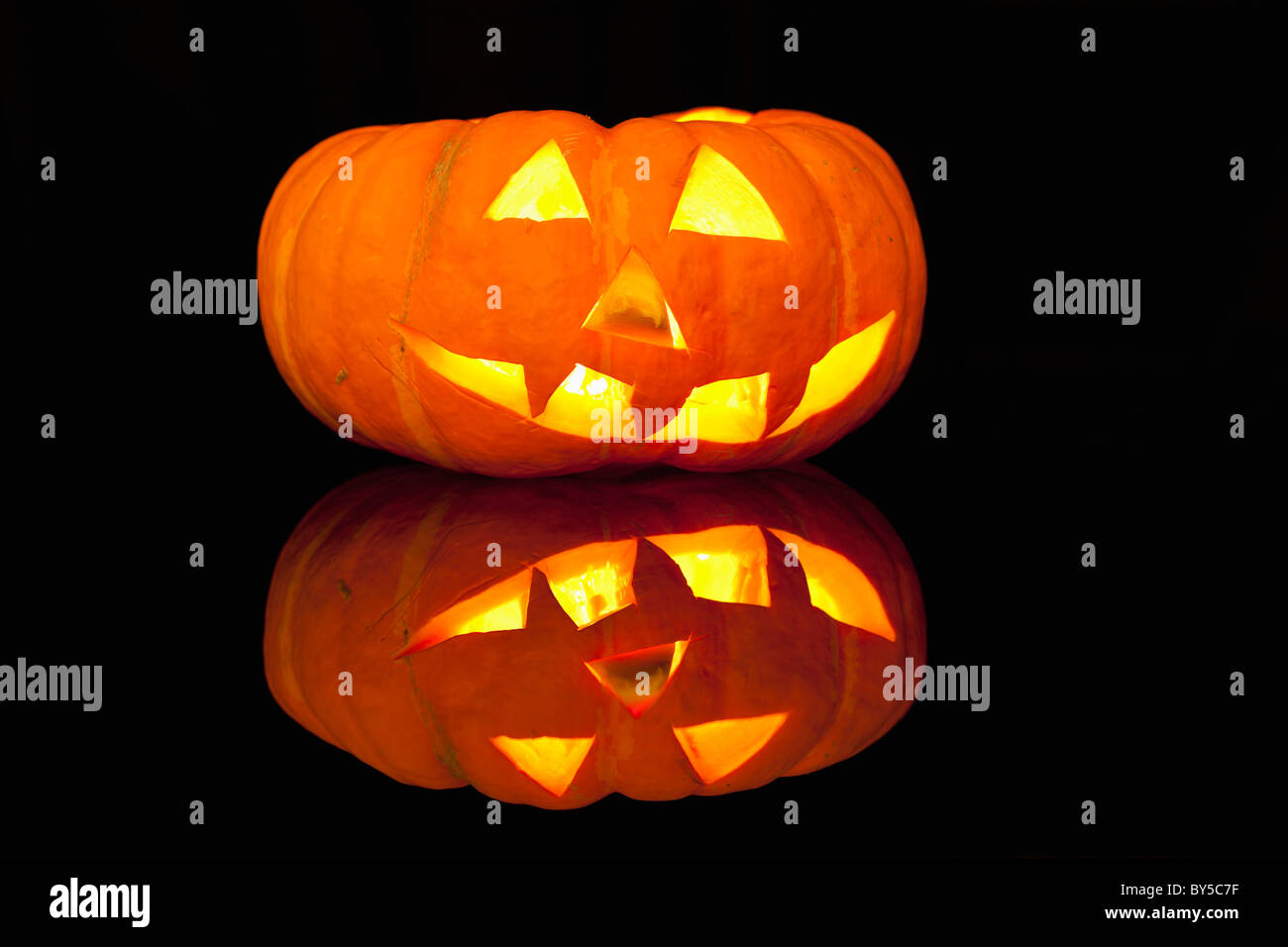 Eine leuchtende Jack-o-Laterne Stockfoto