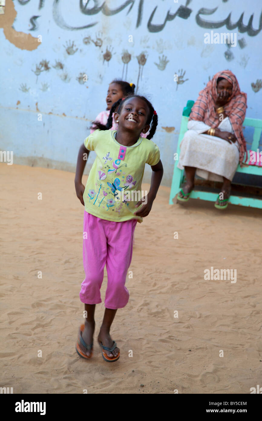 Junge Kinder beim Spielen im nubischen Dorf außerhalb von Assuan, Ägypten Stockfoto