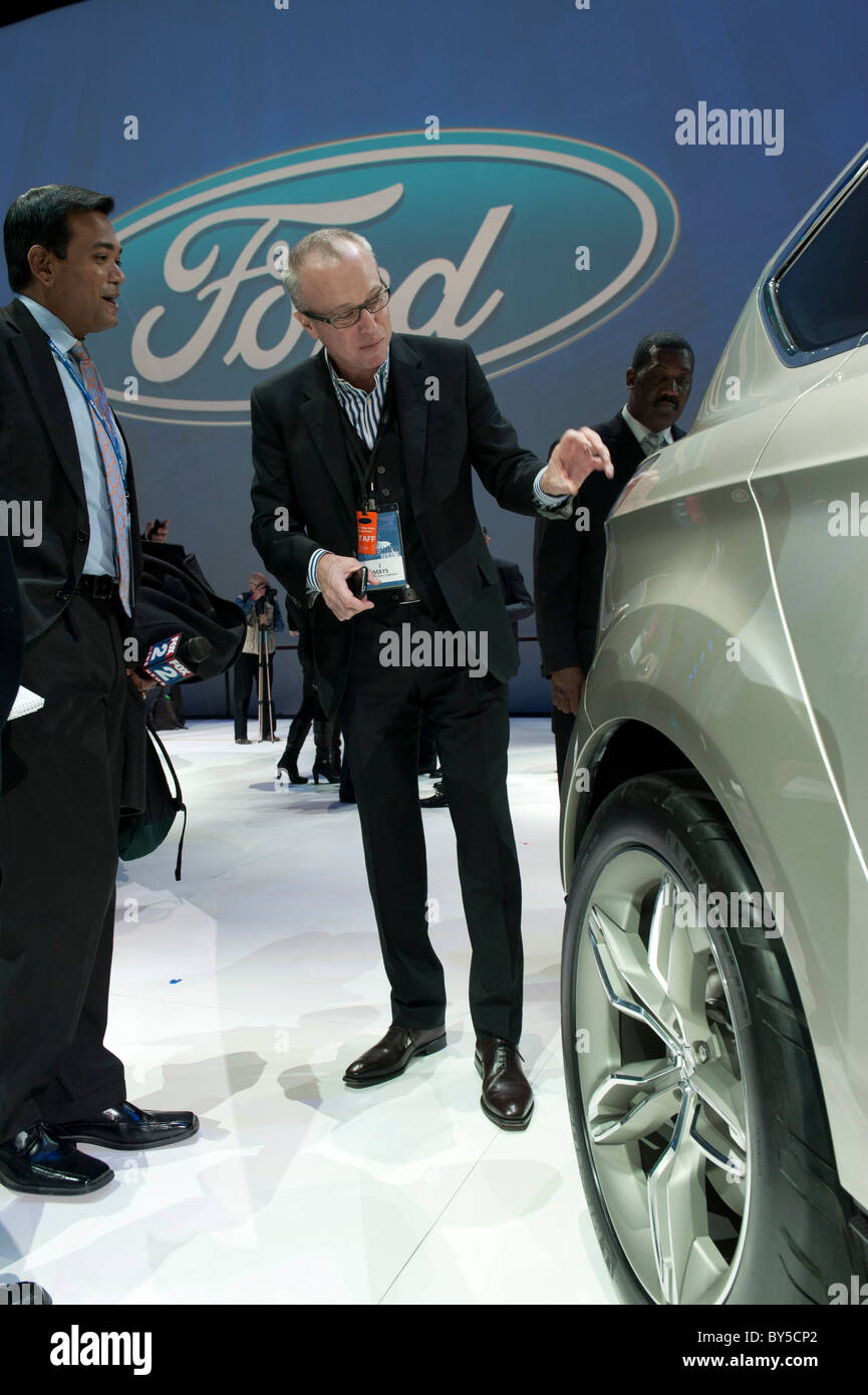 Ford Vice President of Global Design und Chief Creative Officer J Mays mit dem Ford Vertrek-Konzept auf der NAIAS 2011 Stockfoto