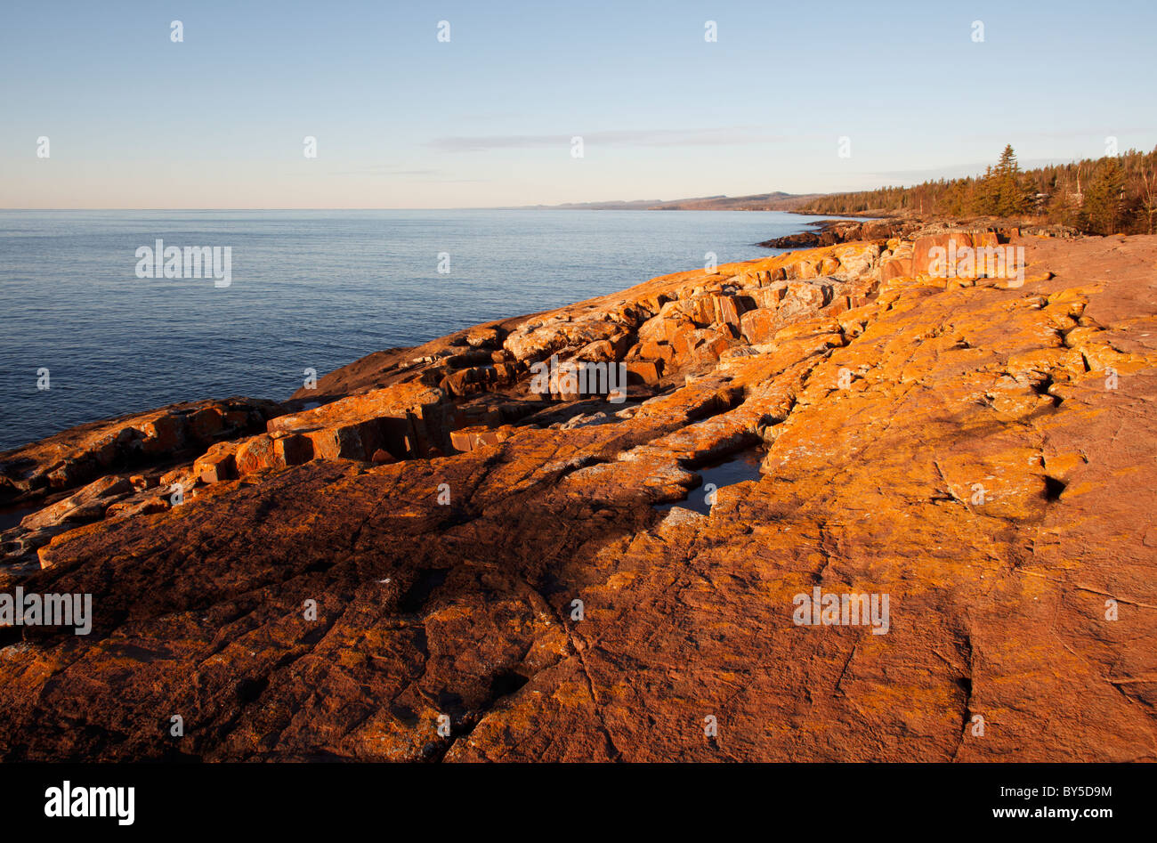 Felsenküste am nördlichen Ufer des Lake Superior in Grand Marais, Minnesota. Stockfoto