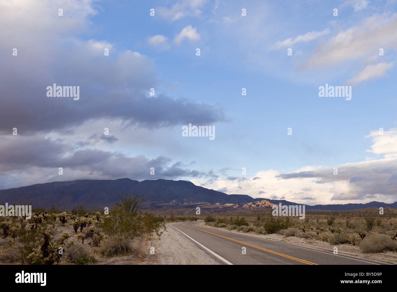 County Road s-2 laufen in Richtung der Sägezahn Berge und Wüste im Anza-Borrego Desert State Park, Kalifornien, USA. Stockfoto