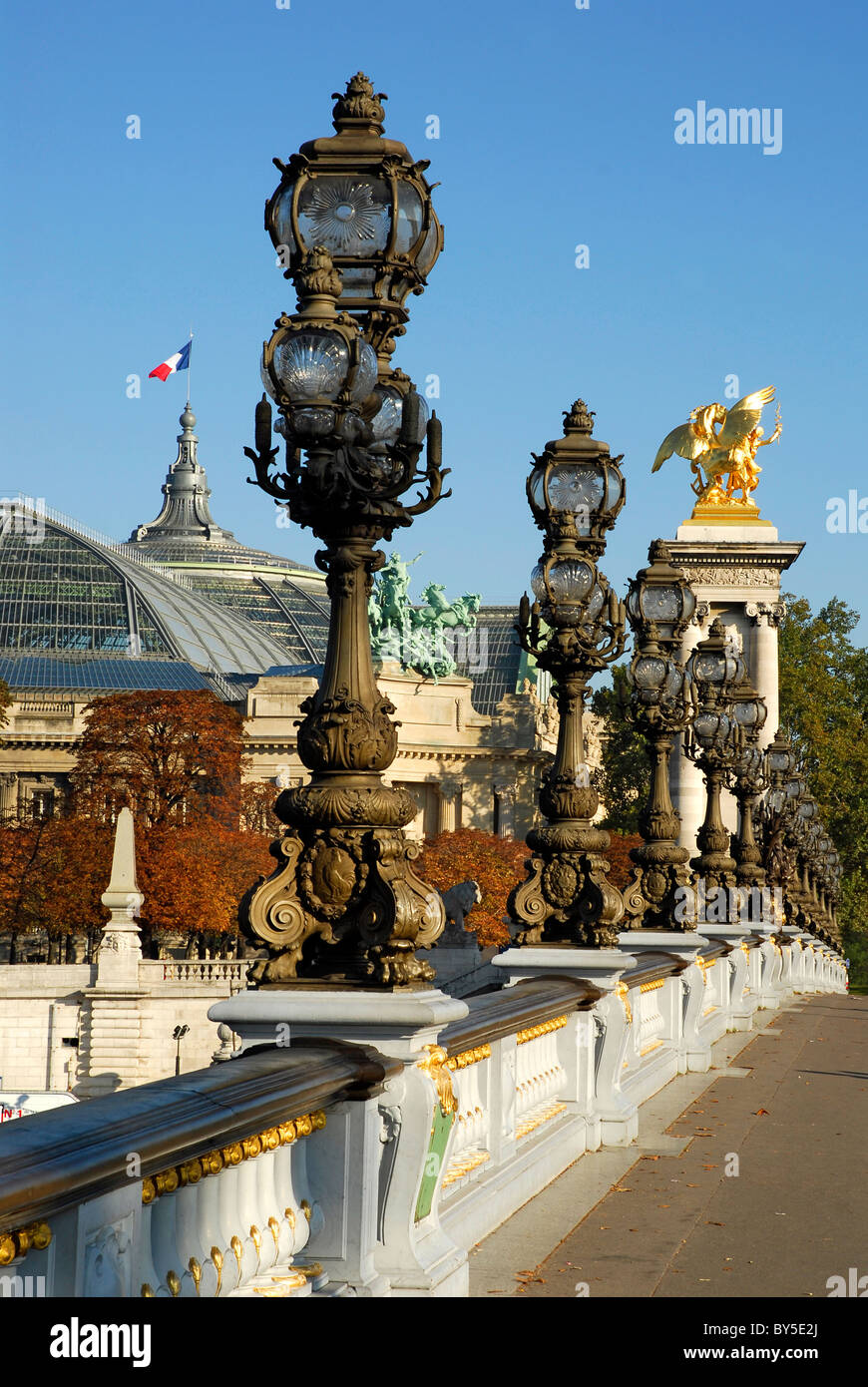 Nahaufnahme der Brücke Alexandre III in Paris über die Ufer. Das Grand Palais im Hintergrund zu sehen Stockfoto