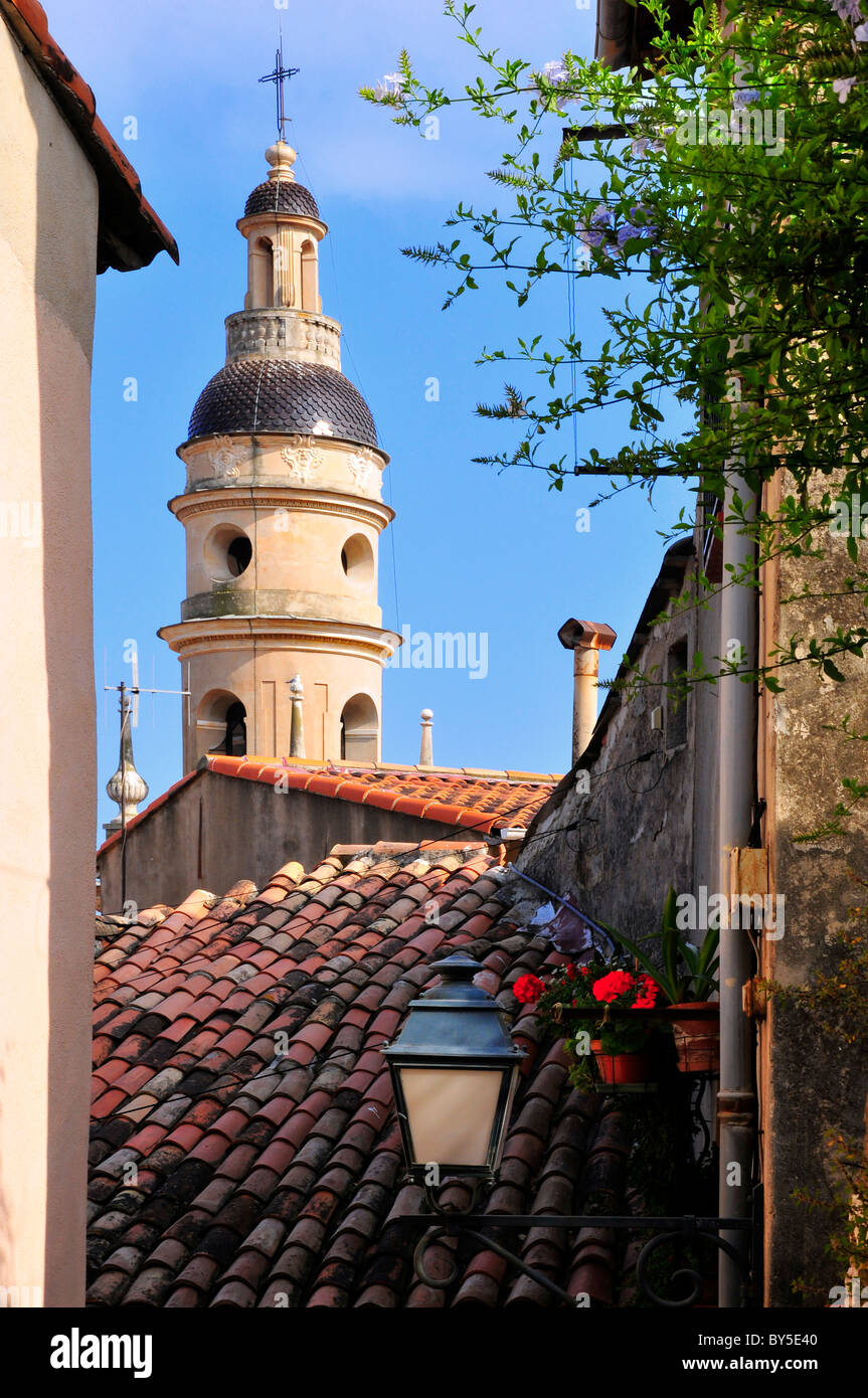 Turm der Glocke der barocken Basilika von Saint Michel Archange bei Menton in Frankreich, Region Provence, Departement Alpes-Maritimes Stockfoto