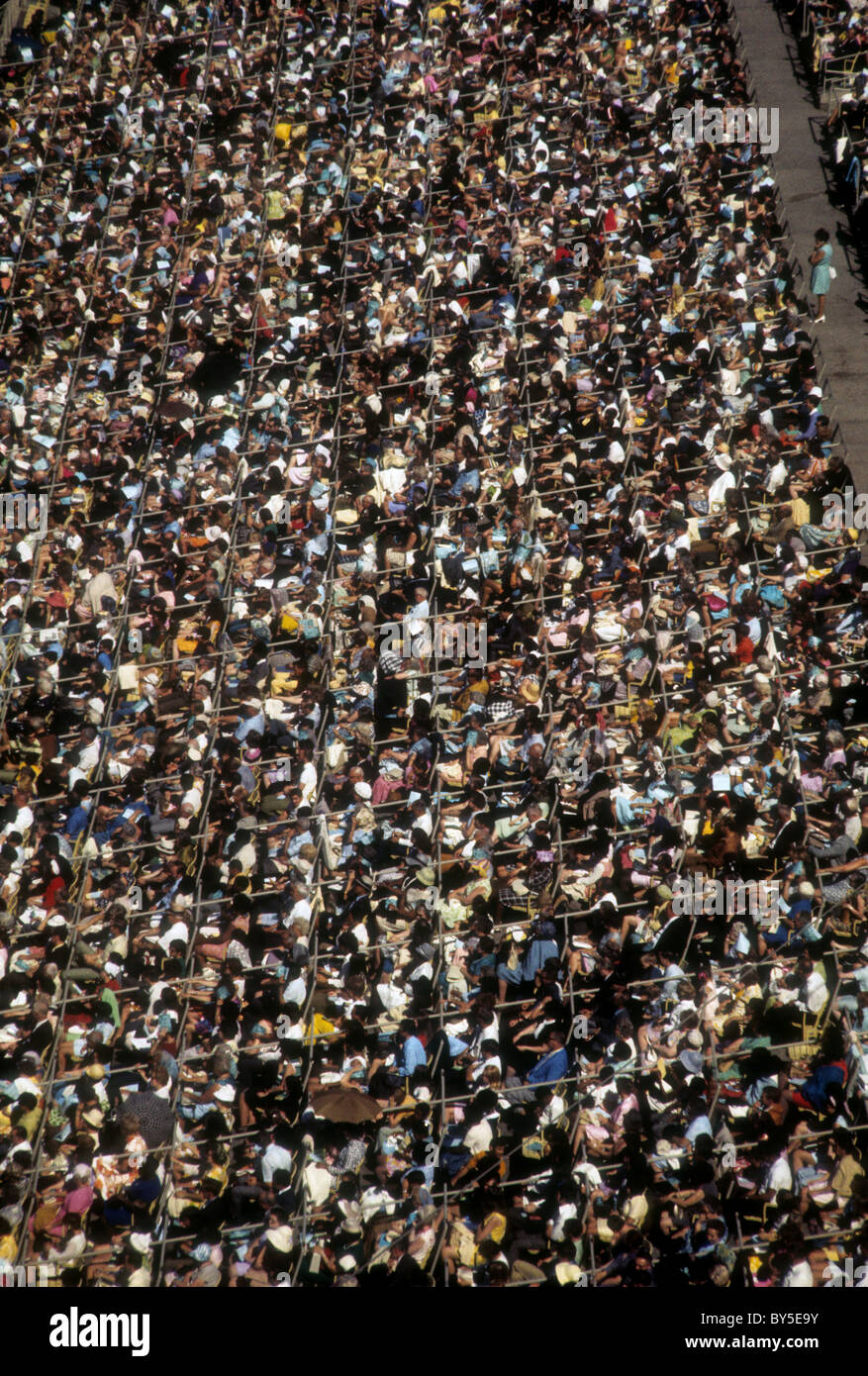 Die Teilnehmer füllen die Sitze im Shea Stadium in New Yorker Stadtteil Queens für die Billy Graham Crusade im Juli 1970 Stockfoto