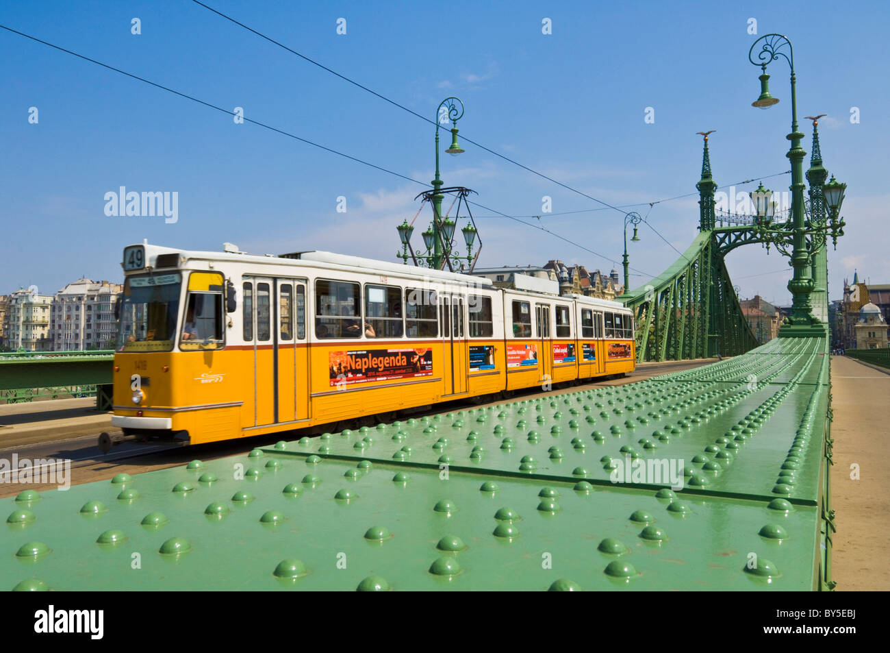 Gelben Straßenbahn auf der Freiheitsbrücke, versteckte Szabadsag, über den Fluss Donau, Vamhaz körút Straße, Budapest, Ungarn, Europa, EU Stockfoto