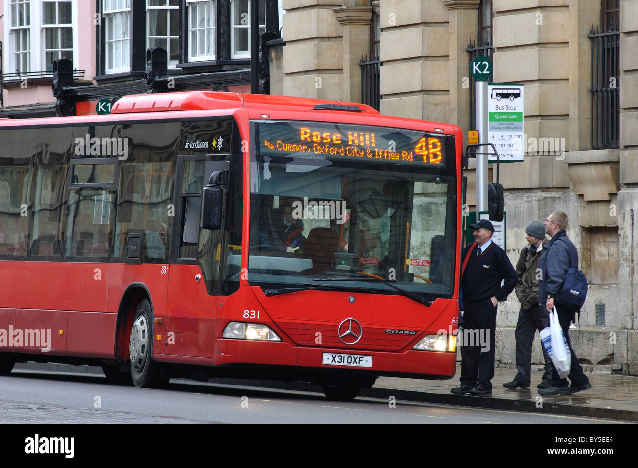 Bus Haltestelle in High Street, Oxford, Großbritannien Stockfoto