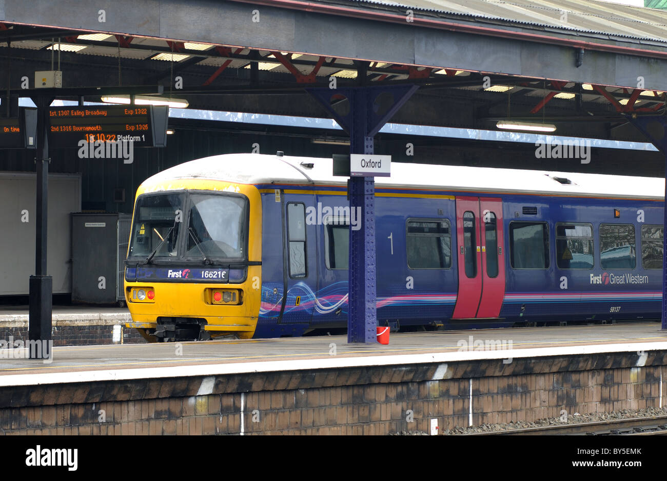 First Great Western Zug am Bahnhof Oxford, UK Stockfoto