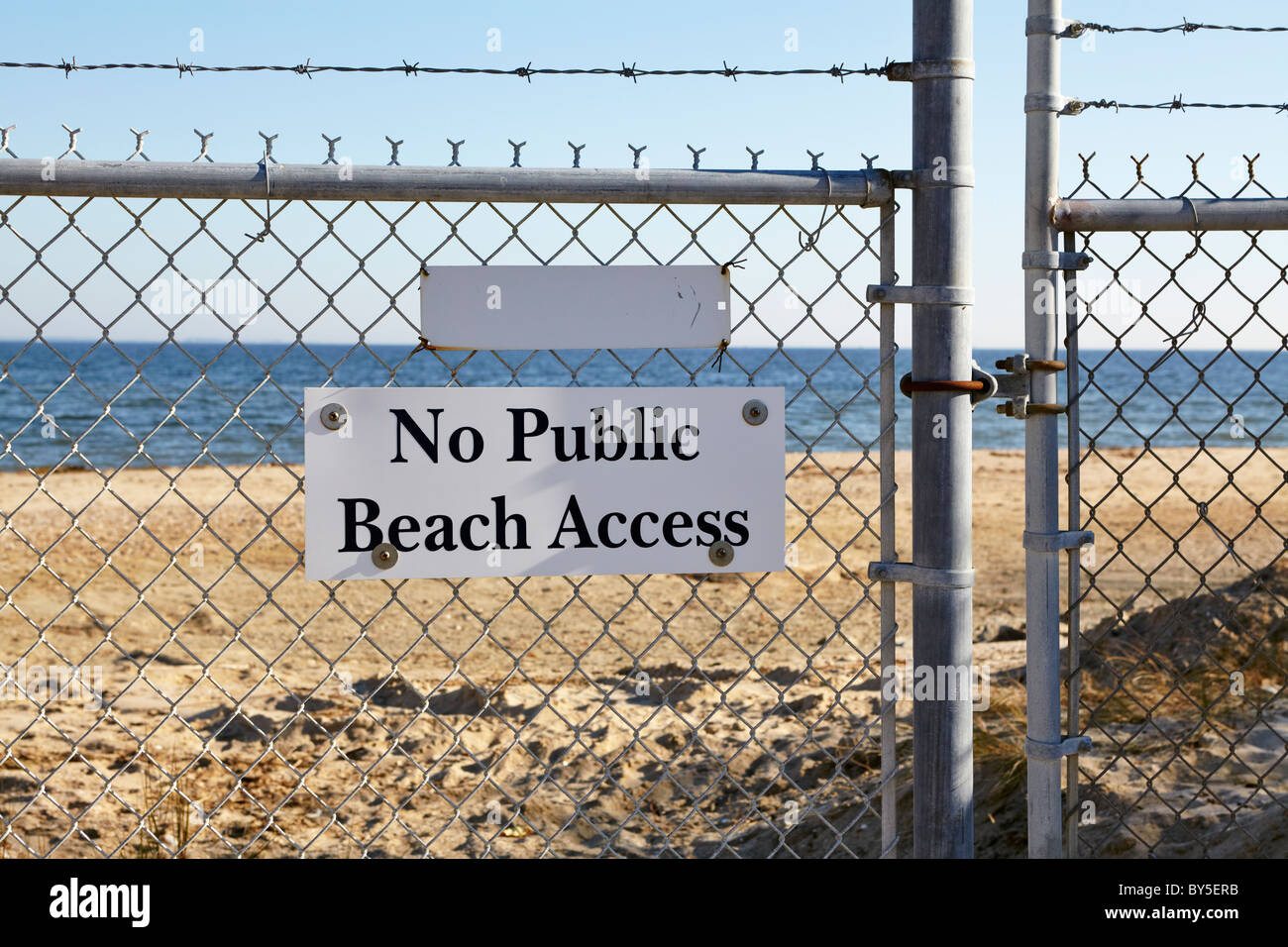 Den Zugang zum öffentlichen Strand No Schild an der Bucht-Punktlicht zusammengesetzte, Cove Point, Maryland. Stockfoto