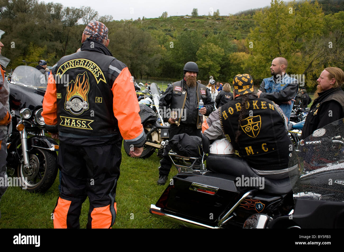 Motorrad Fahrer wartet auf den Start der jährlichen Herbst Charity ride in Adams Massachusetts. Stockfoto