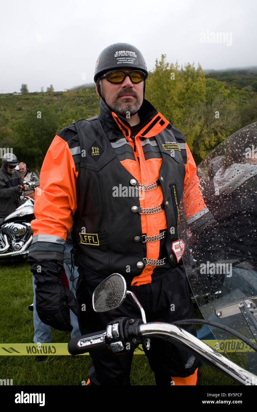 Motorrad-Fahrer wartet für den Beginn der jährlichen Herbst Charity ride in Adams Massachusetts. Stockfoto