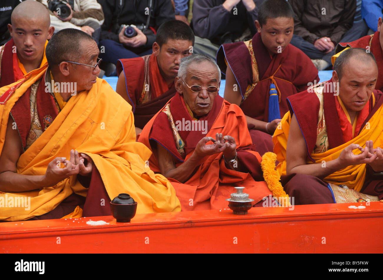 gelben Hut Gelugpa Mönche des Mani Rimdu-Festivals am Kloster Tengboche in der Everest Region Nepals Stockfoto