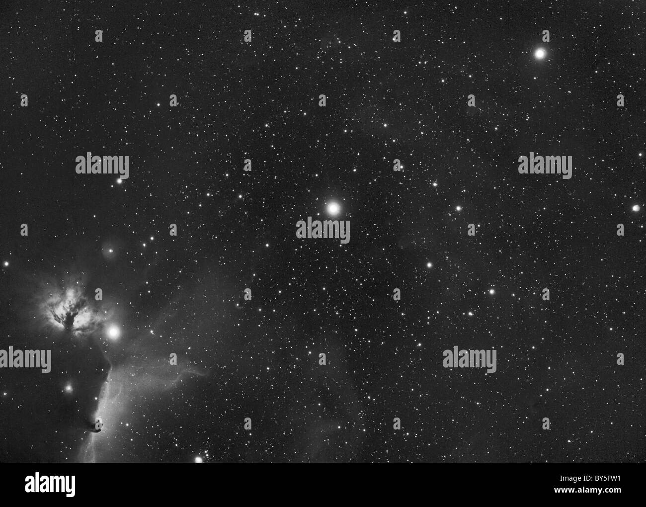 Die Stars des Orions Gürtel mit der Flame-Nebel und Pferdekopfnebel fotografiert in Schmalband Hydrogen Alpha über 5 Stunden Stockfoto