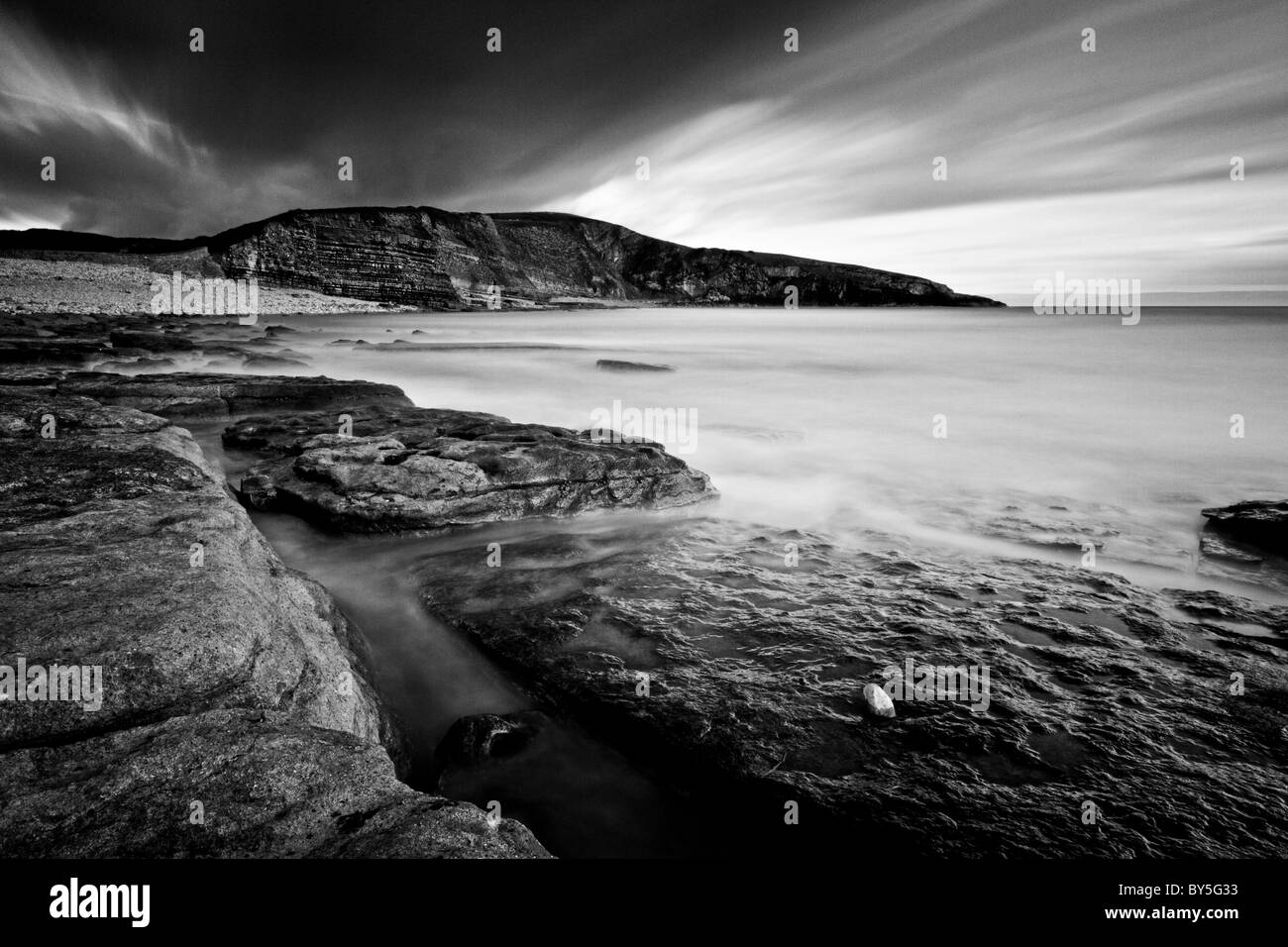 Langzeitbelichtung von Dunraven Bay in schwarz / weiß Stockfoto