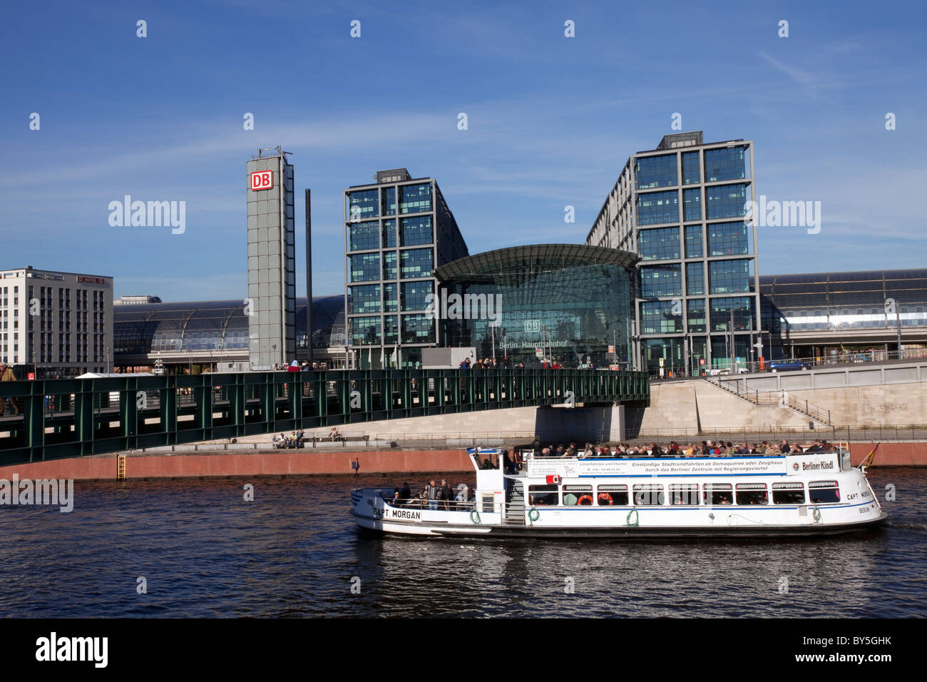 Deutschland, Berlin, Bahnhof, Berlin-Hauptbahnhof (Hauptbahnhof) mit Ausflugsschiff am Fluss Stockfoto
