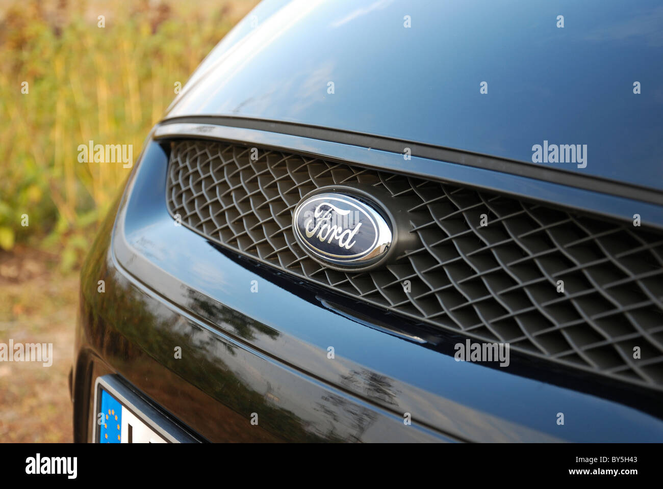 Ford S-MAX 2.0 TDCI - meine 2006 - schwarz metallic - beliebte deutsche MPV (Minivan) - Frontgrill, Abzeichen, Ford-logo Stockfoto Ford S-MAX 2.0 TDCI - meine 2006 - schwarz metallic - beliebte deutsche MPV (Minivan) - Frontgrill, Abzeichen, Ford-logo Stockfoto