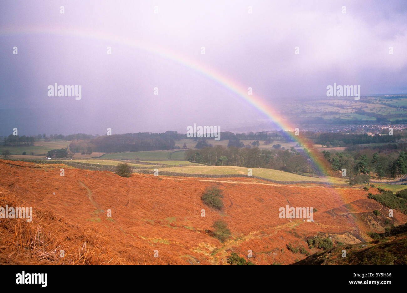 Regenbogen über Hilside, Burley in Wharfedale, West Yorkshire, Großbritannien Stockfoto