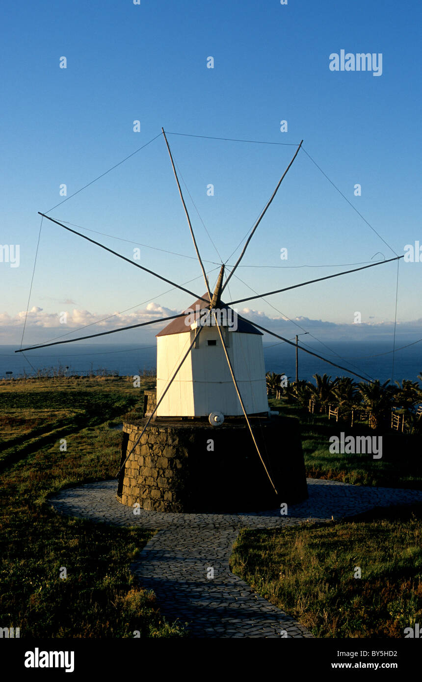 Eine traditionelle hölzerne Windmühle stammt aus dem späten 18. Jahrhundert befindet sich auf Porto Santo Insel im Atlantischen Ozean Stockfoto