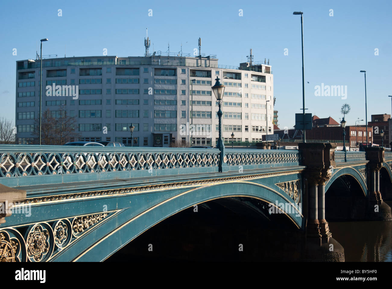 Rushcliffe Civic Centre mit einem Teil der Trent Bridge im Vordergrund. Nottingham, England, Vereinigtes Königreich Stockfoto