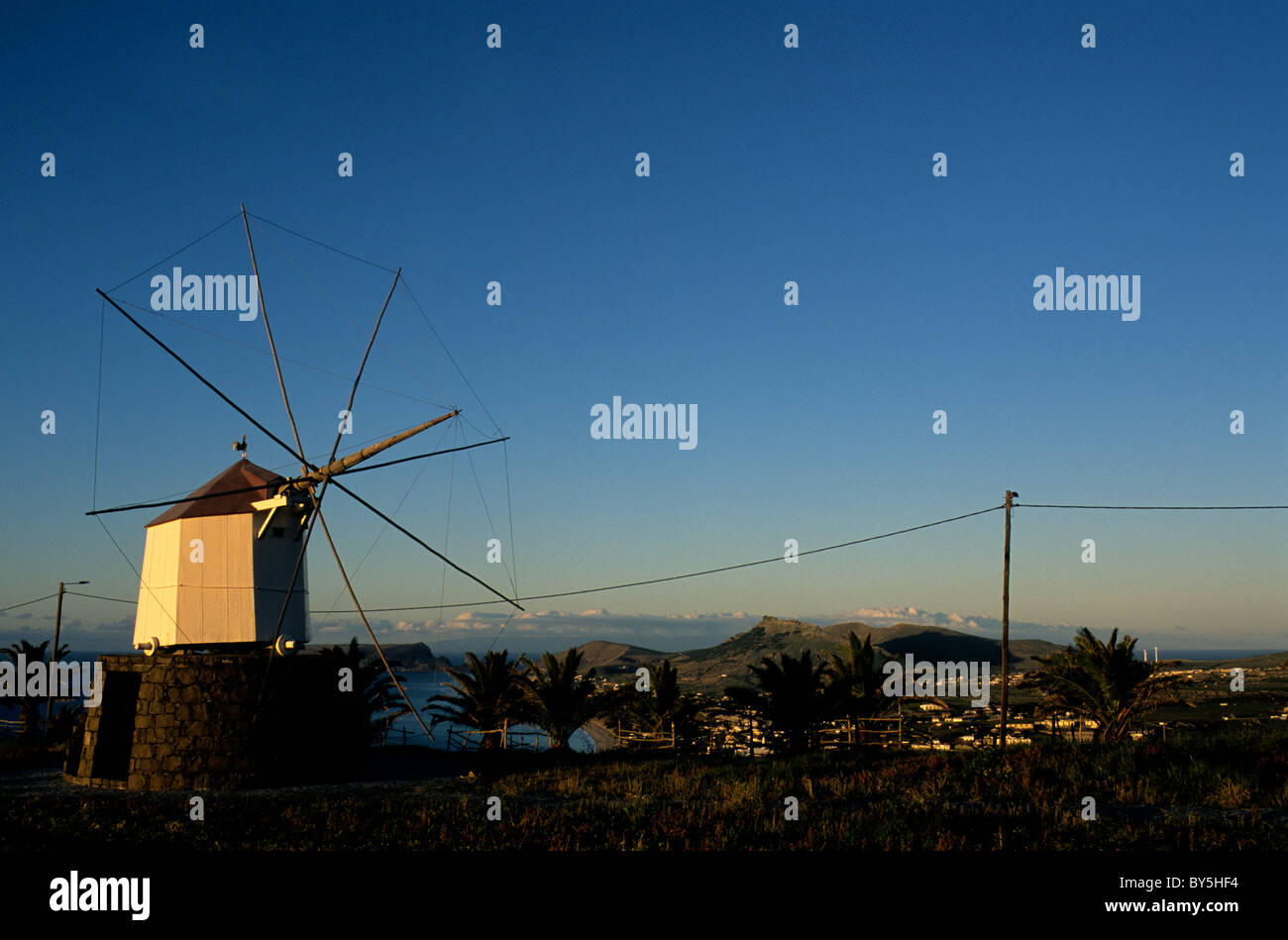 Eine traditionelle hölzerne Windmühle stammt aus dem späten 18. Jahrhundert befindet sich auf Porto Santo Insel im Atlantischen Ozean Stockfoto
